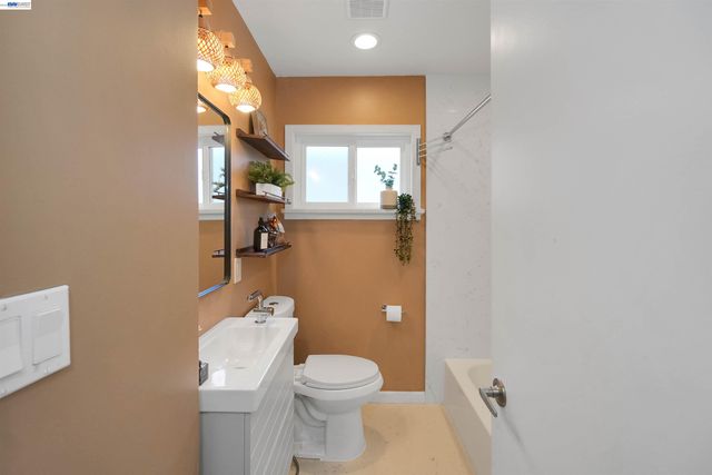 1341 Mcfarlane Ln, Hayward, CA 94544