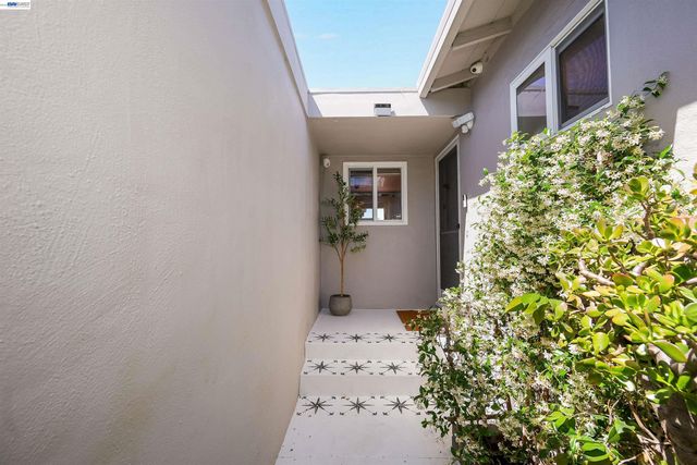1341 Mcfarlane Ln, Hayward, CA 94544