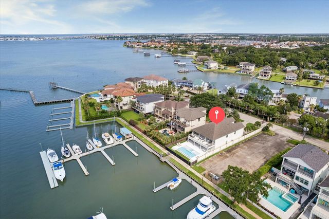 2230 Marina Way, Kemah, TX 77565