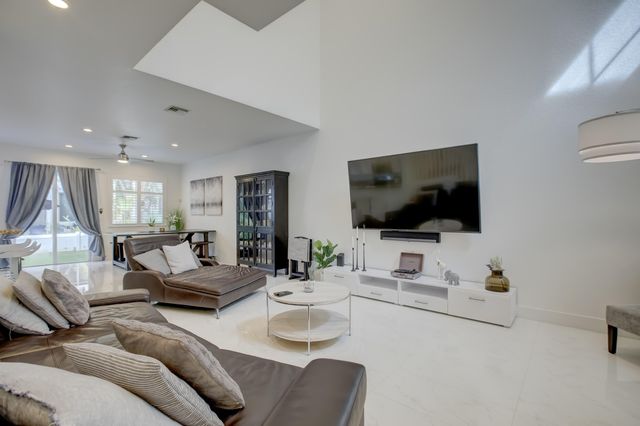 131 S East 7th Way 131, Pompano Beach, FL 33060