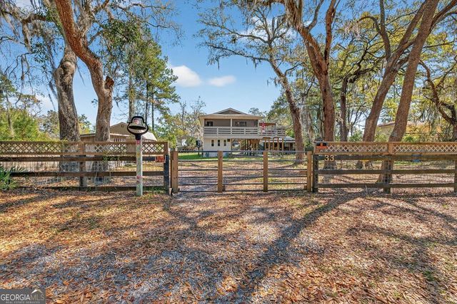 33 Warren Avenue, Waverly, GA 31565