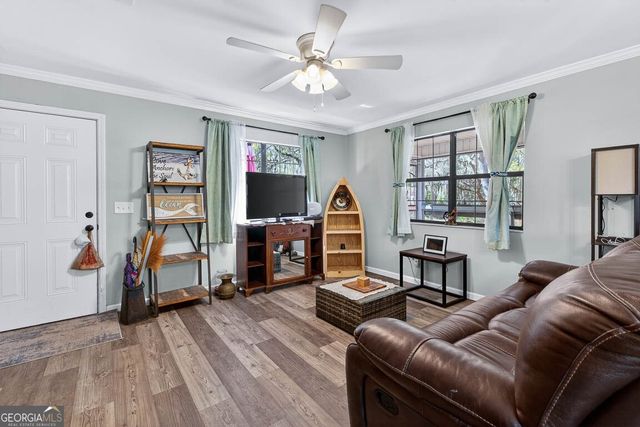 33 Warren Avenue, Waverly, GA 31565