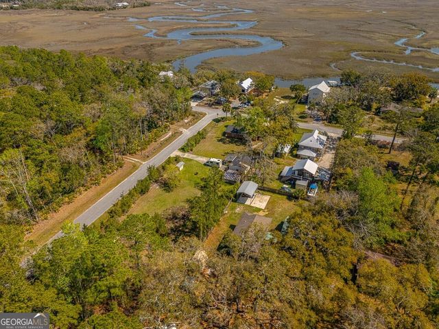 33 Warren Avenue, Waverly, GA 31565