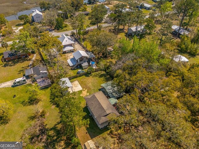 33 Warren Avenue, Waverly, GA 31565