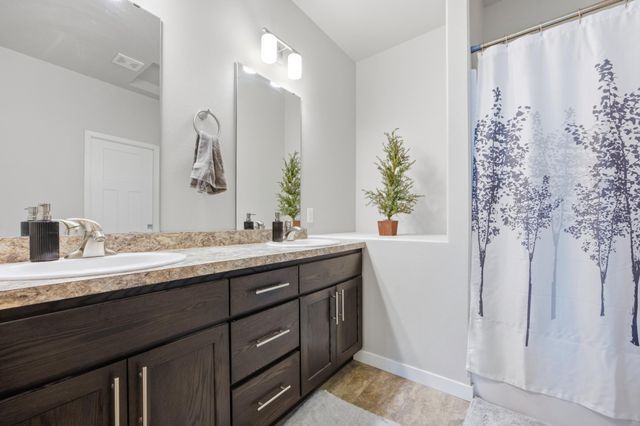 2551 72nd Avenue S, Fargo, ND 58104