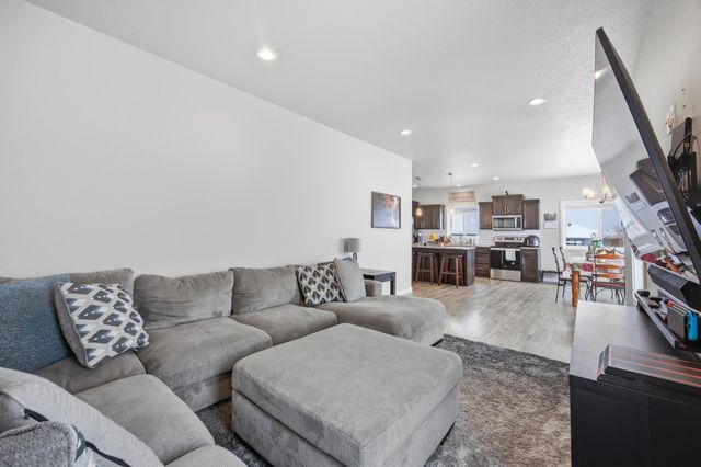 2551 72nd Avenue S, Fargo, ND 58104