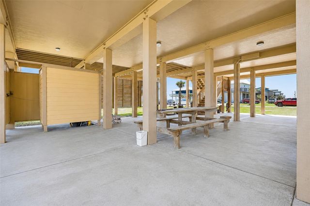 970 Bolivar Dunes Boulevard, Gilchrist, TX 77617