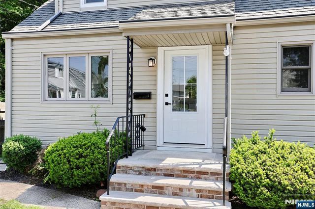 20 Dojean Court, Bergenfield, NJ 07621