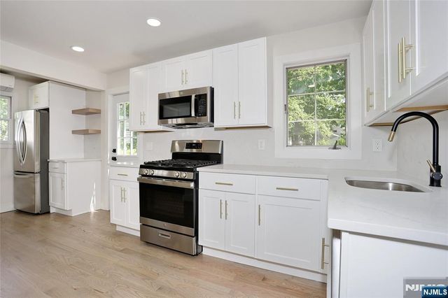 20 Dojean Court, Bergenfield, NJ 07621