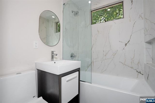 20 Dojean Court, Bergenfield, NJ 07621