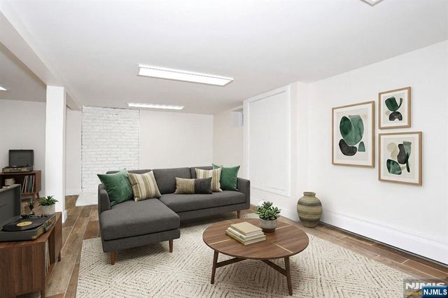 20 Dojean Court, Bergenfield, NJ 07621