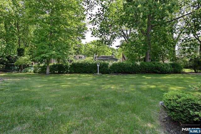 20 Dojean Court, Bergenfield, NJ 07621