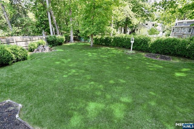 20 Dojean Court, Bergenfield, NJ 07621
