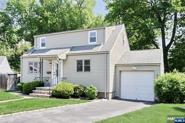 20 Dojean Court, Bergenfield, NJ 07621
