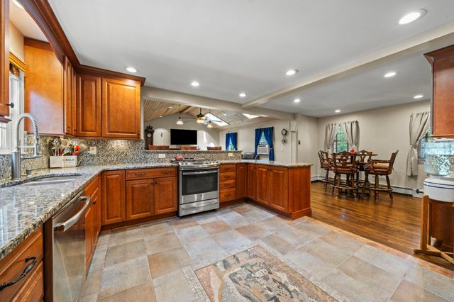 8 Forest Street, Londonderry, NH 03053