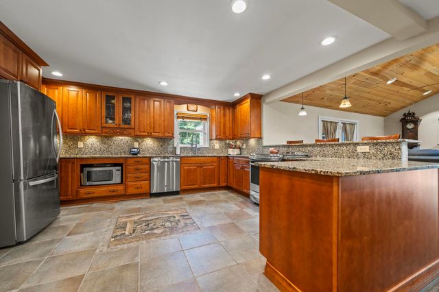 8 Forest Street, Londonderry, NH 03053