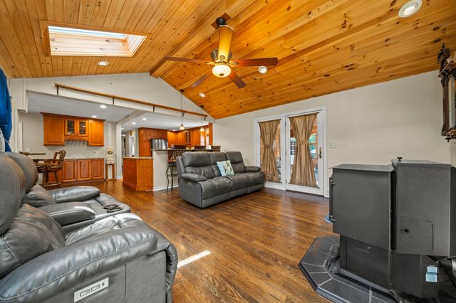 8 Forest Street, Londonderry, NH 03053