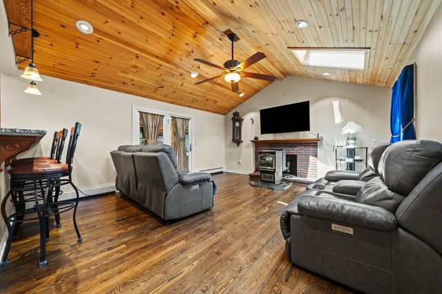 8 Forest Street, Londonderry, NH 03053