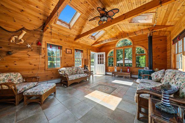 8 Forest Street, Londonderry, NH 03053