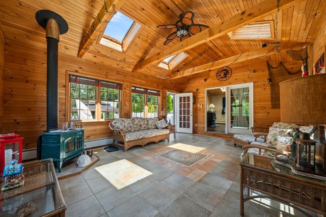 8 Forest Street, Londonderry, NH 03053