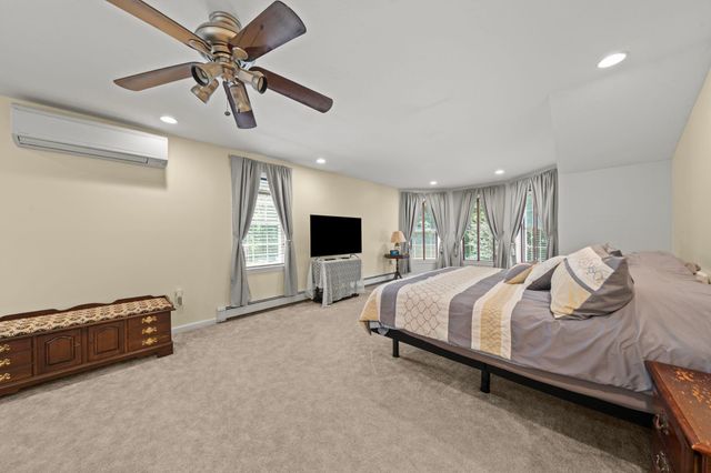 8 Forest Street, Londonderry, NH 03053