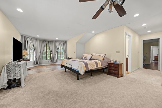 8 Forest Street, Londonderry, NH 03053