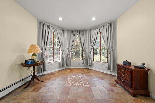 8 Forest Street, Londonderry, NH 03053