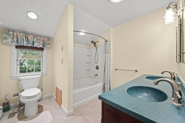 8 Forest Street, Londonderry, NH 03053