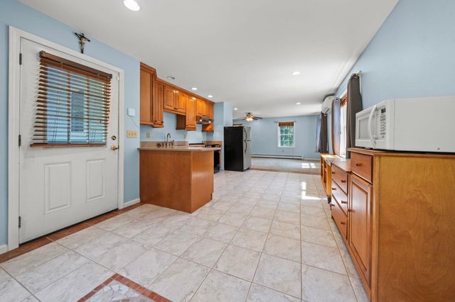8 Forest Street, Londonderry, NH 03053
