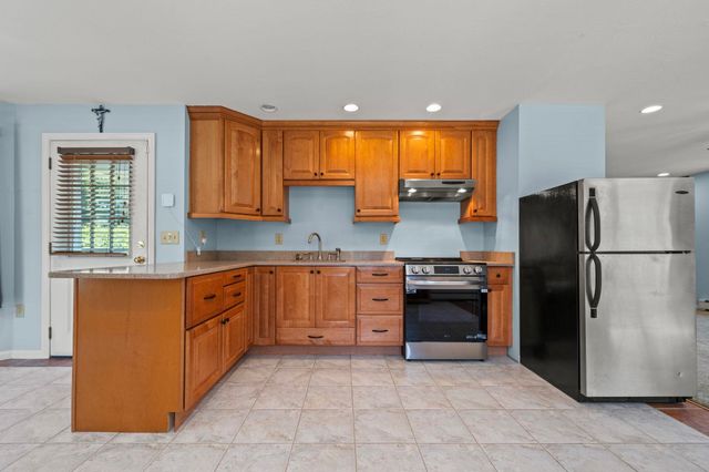 8 Forest Street, Londonderry, NH 03053