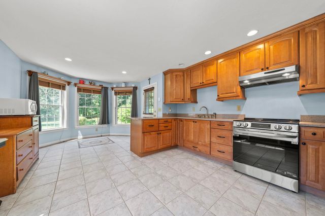 8 Forest Street, Londonderry, NH 03053