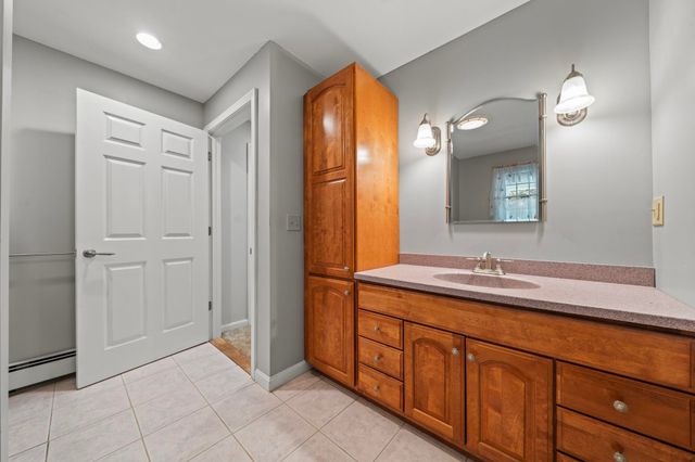 8 Forest Street, Londonderry, NH 03053