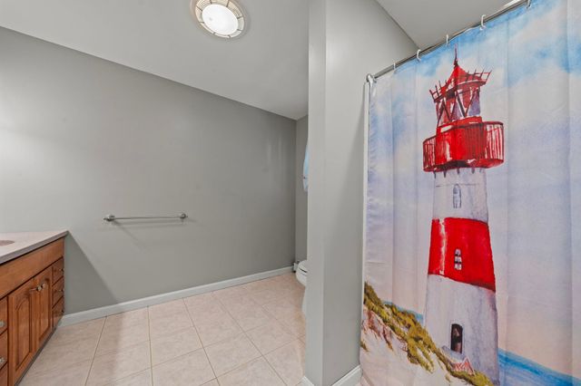 8 Forest Street, Londonderry, NH 03053