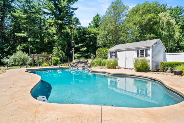8 Forest Street, Londonderry, NH 03053