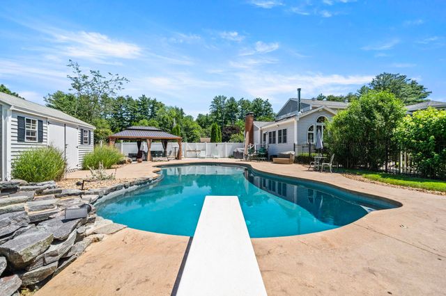 8 Forest Street, Londonderry, NH 03053