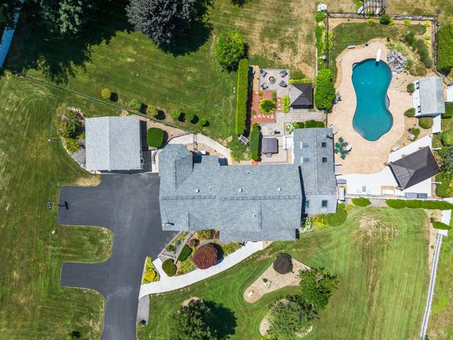 8 Forest Street, Londonderry, NH 03053