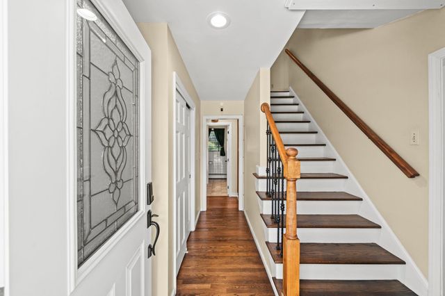 8 Forest Street, Londonderry, NH 03053