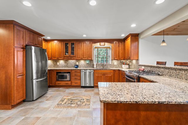 8 Forest Street, Londonderry, NH 03053