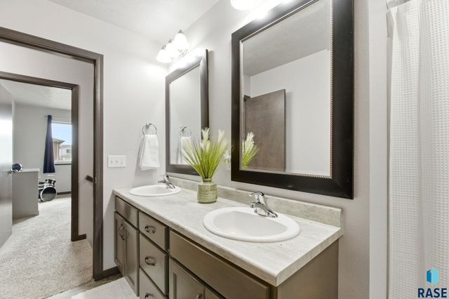 9421 W Gert St Street, Sioux Falls, SD 57106