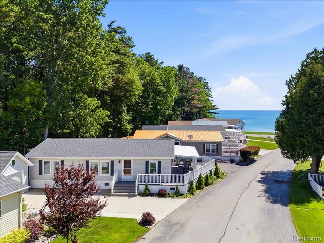 2545 Lakeshore Road, Applegate Village, MI 48401