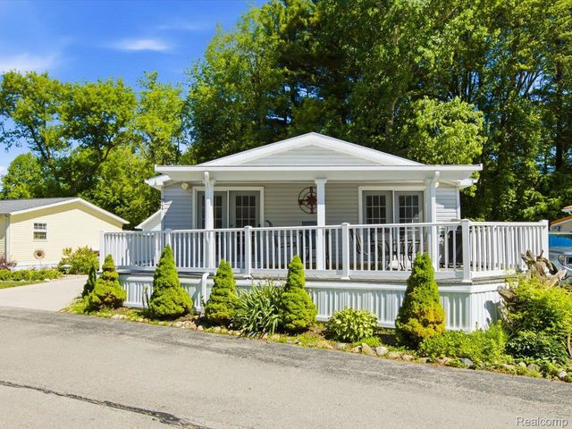 2545 Lakeshore Road, Applegate Village, MI 48401