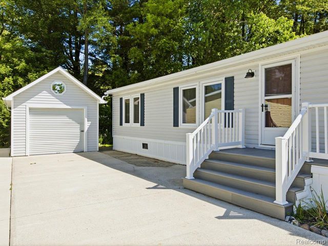 2545 Lakeshore Road, Applegate Village, MI 48401
