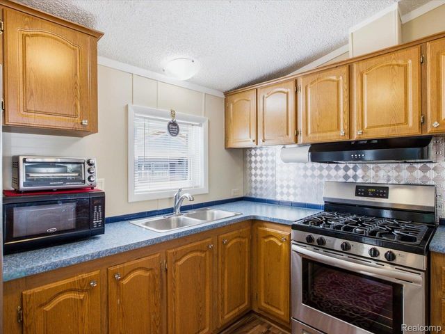 2545 Lakeshore Road, Applegate Village, MI 48401