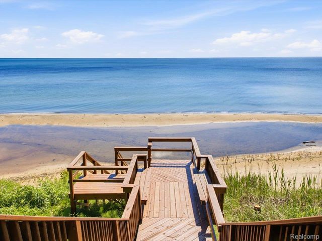 2545 Lakeshore Road, Applegate Village, MI 48401