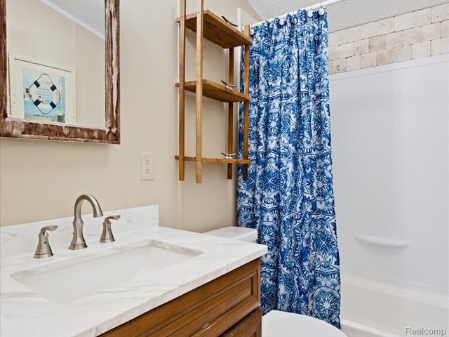 2545 Lakeshore Road, Applegate Village, MI 48401