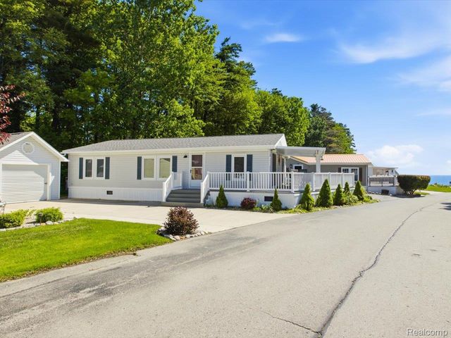 2545 Lakeshore Road, Applegate Village, MI 48401