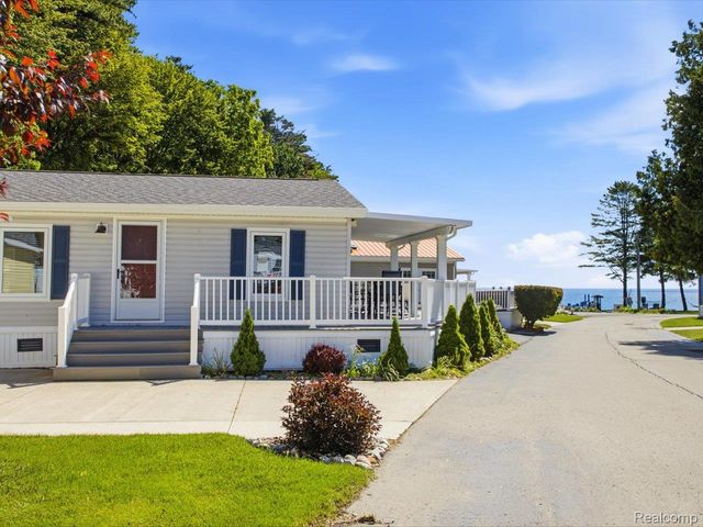 2545 Lakeshore Road, Applegate Village, MI 48401
