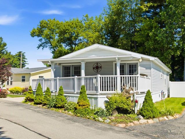 2545 Lakeshore Road, Applegate Village, MI 48401