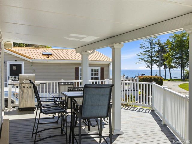 2545 Lakeshore Road, Applegate Village, MI 48401
