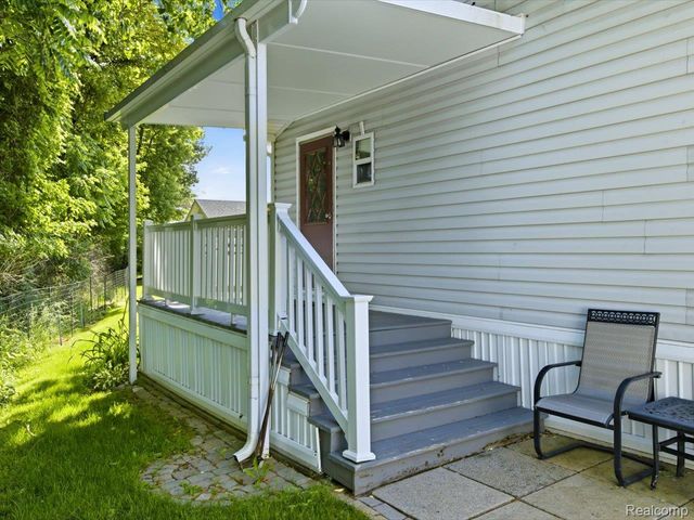 2545 Lakeshore Road, Applegate Village, MI 48401